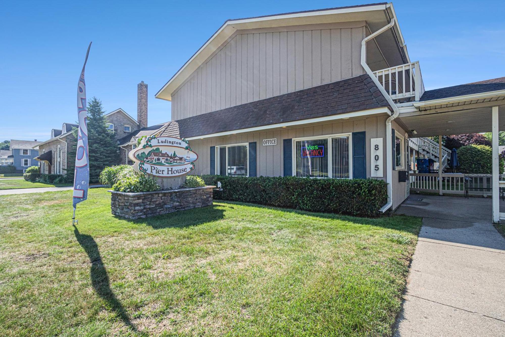 Ludington Pier House Motel Exterior photo